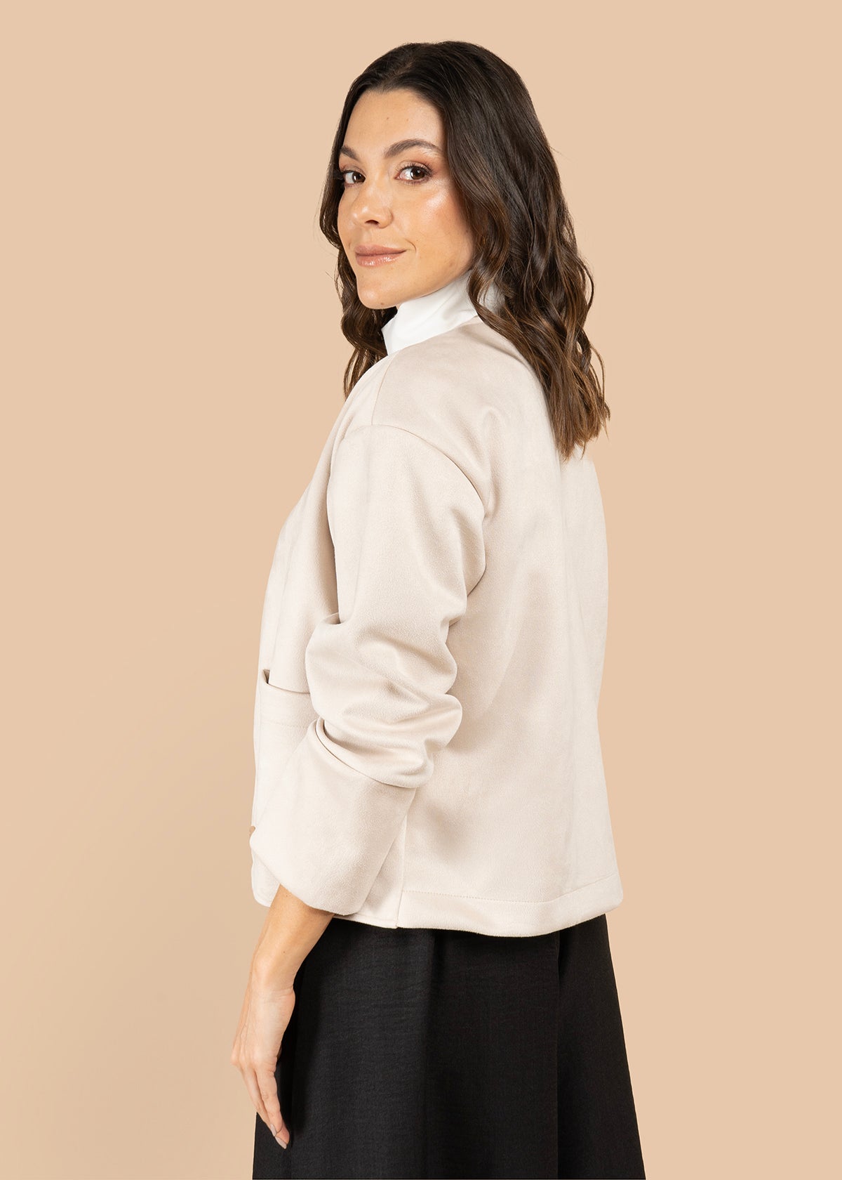 Chaqueta color beige con botones efecto carey 105835