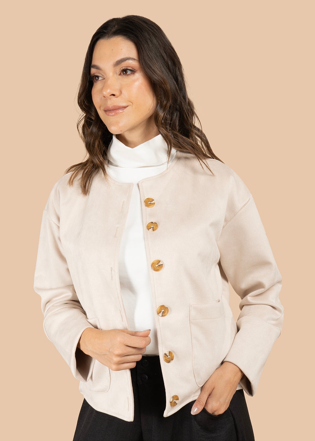 Chaqueta color beige con botones efecto carey 105835
