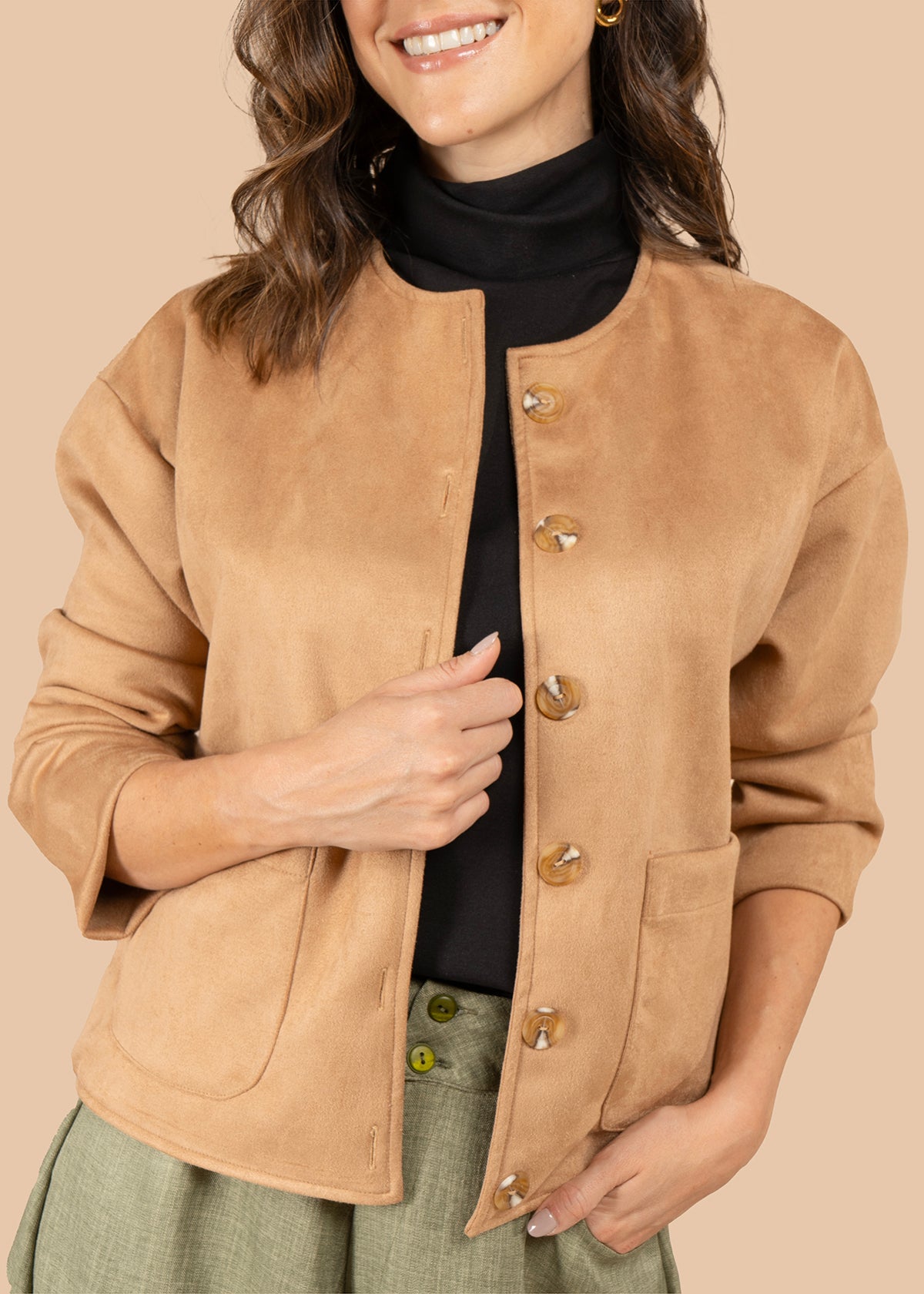 Chaqueta color camel con botones efecto carey 105835