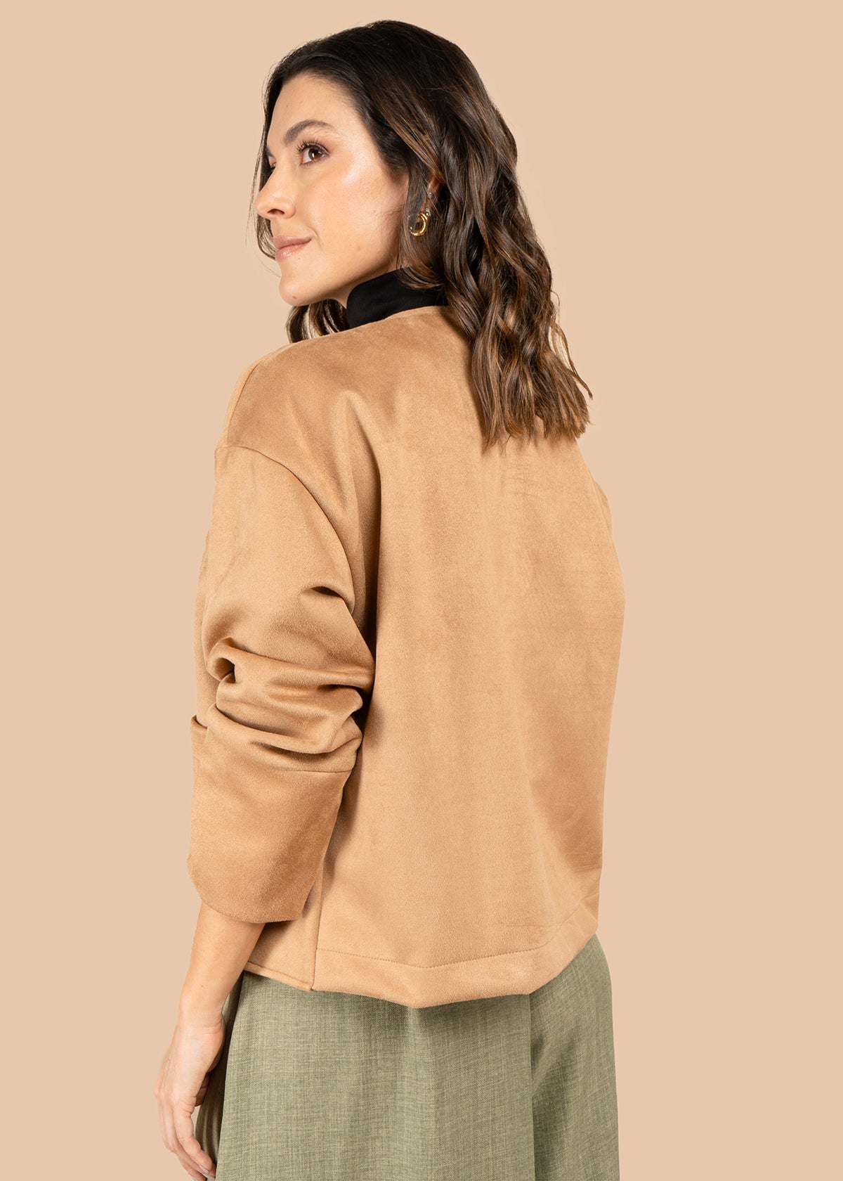 Chaqueta color camel con botones efecto carey 105835