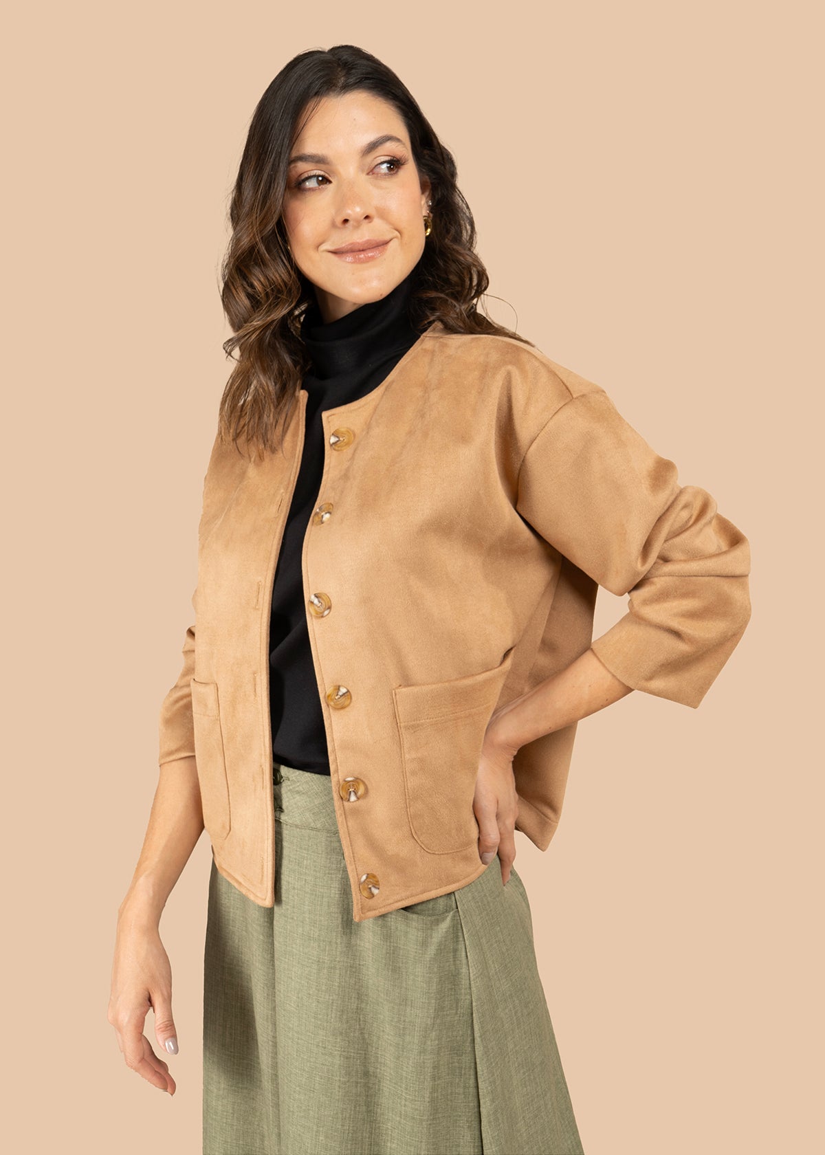 Chaqueta color camel con botones efecto carey 105835