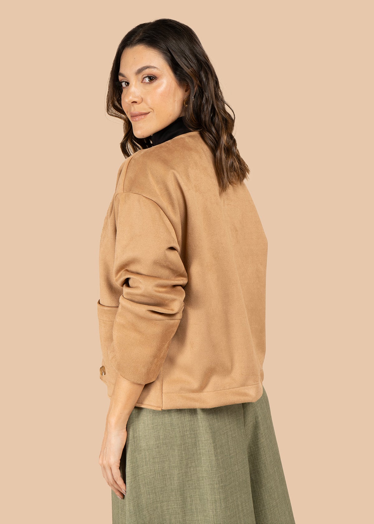 Chaqueta color camel con botones efecto carey 105835