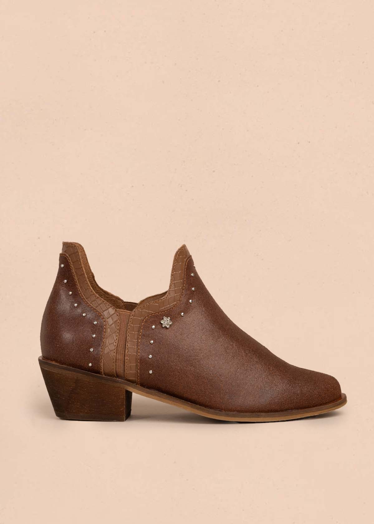 Botines en cuero color café con taches 105872