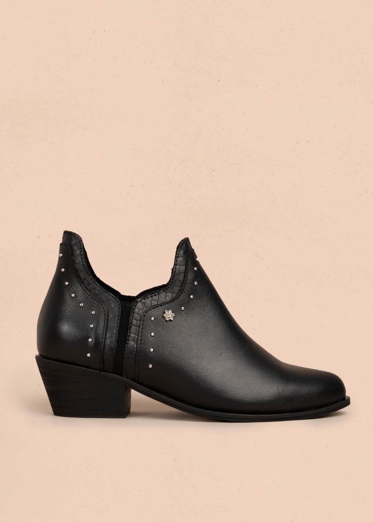 Botines en cuero color negro con taches 105872
