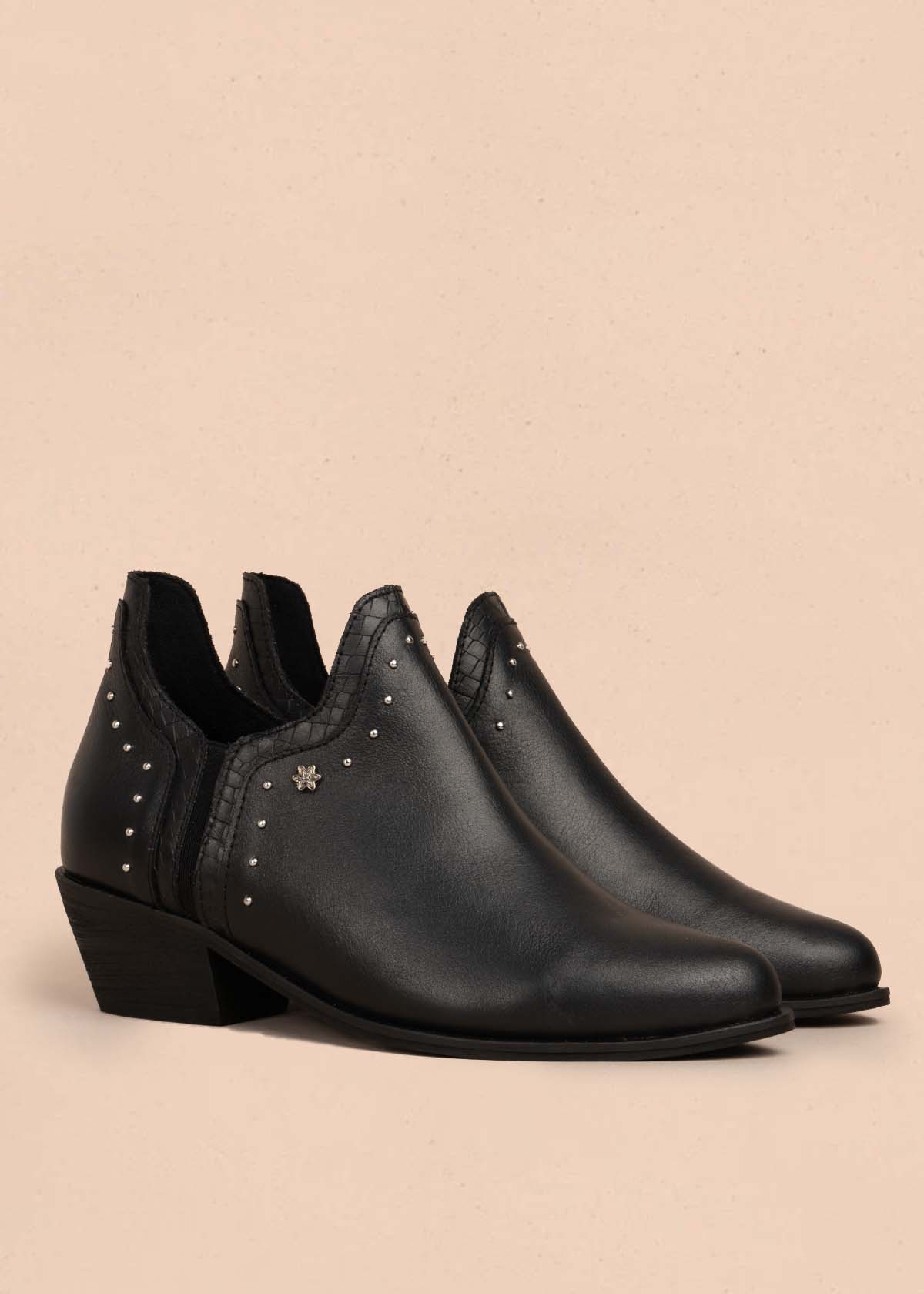 Botines en cuero color negro con taches 105872