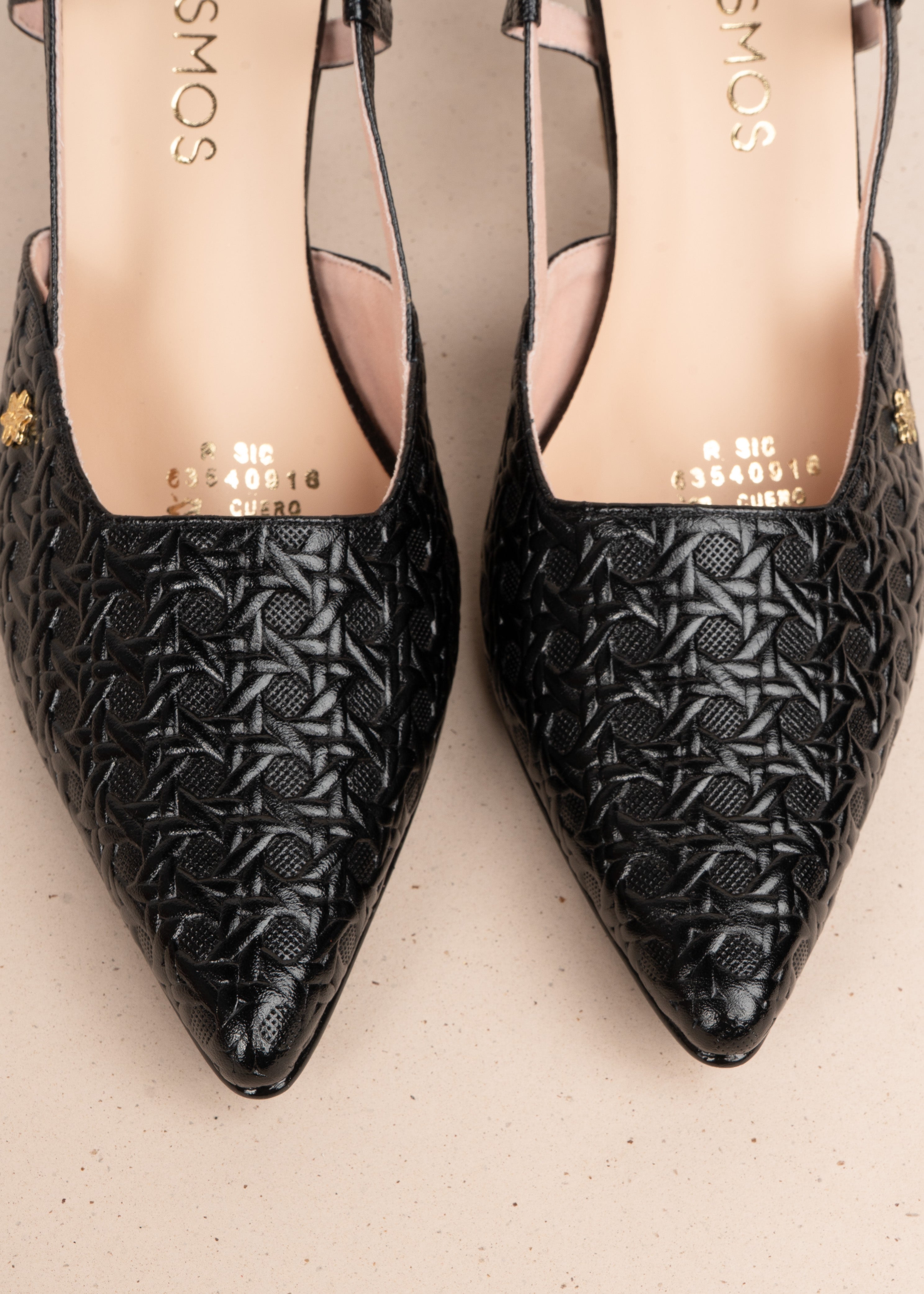 Tacones trabilla en cuero color negro con tacón copa 105927
