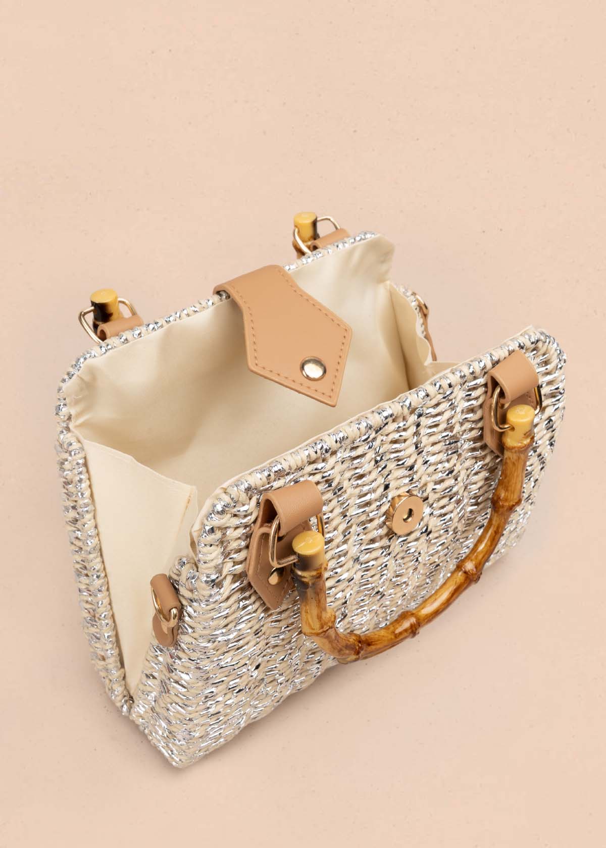 Bolso de mano tipo canasta con asa de bambú color gris 105940