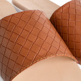 Sandalia plana color miel, textura croco para dama
