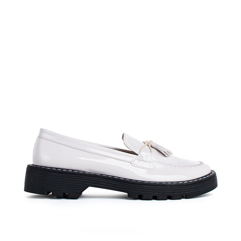 Mocasín charol diseño moño color beige, para dama